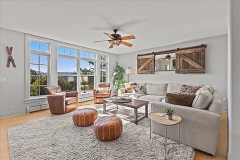 Gorgeous Mountain Views, central Stowe location! (4504)