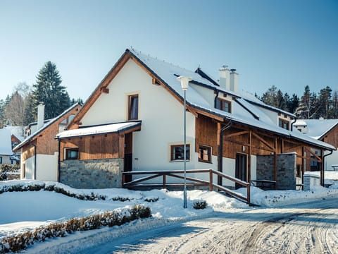 Sky, Plant, Cloud, Building, Window, Tree, Natural Landscape, Land Lot, House, Cottage