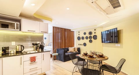 El mobiliario, la decoración y los servicios pueden variar ligeramente.