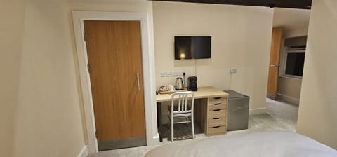 Tea and coffee making facilities including Tassimo coffee machine.