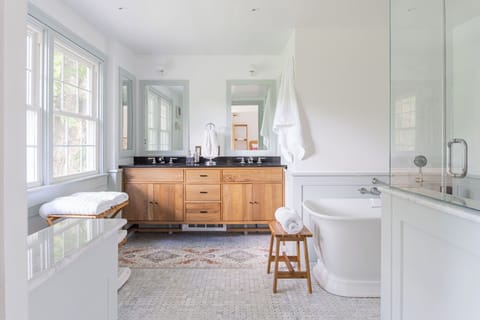 Full en-suite bathroom. 