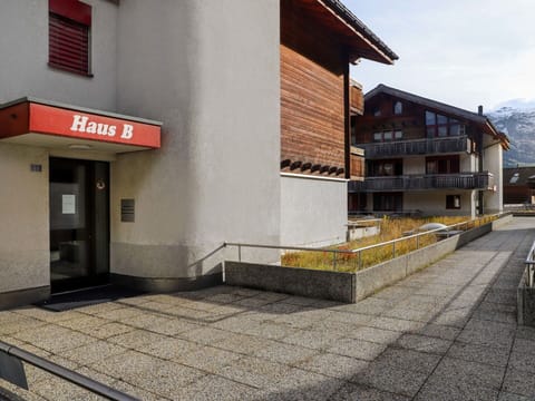 Building, Window, Plant, Road Surface, Asphalt, Wood, Sidewalk, Wall, Urban Design, Real Estate