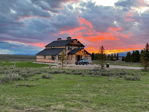 Kings Retreat ~ ample parking for the group! And just look at that sunset!