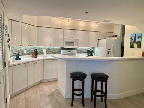 Breakfast Bar and Kitchen