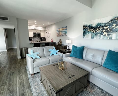 Comfortable queen sleeper sofa in the living room to sleep 6 peo - Comfortable queen sleeper sofa in the living room to sleep 6 people in total.