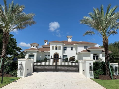 Main entrance, fully gated and fenced.