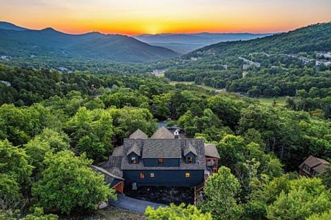 Luxury Mountain Retreat in Massanutten
Stunning Shenandoah Valley sunrise views 