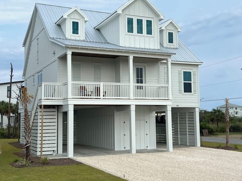 Spacious driveway with plenty of room for several vehicles and boats.