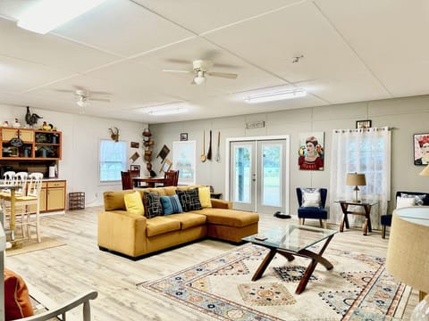 Open concept great room. Eating for 8 or more.
