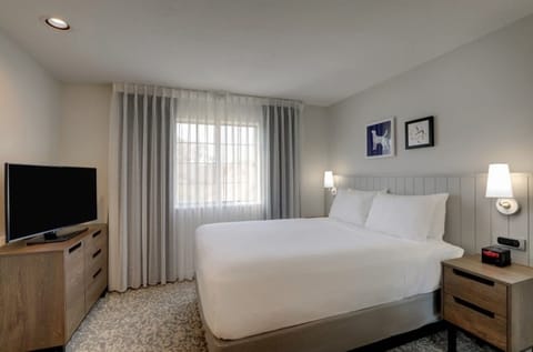 Unit with 2 Queen Beds in separate rooms