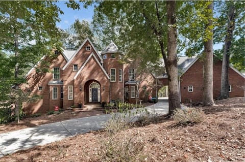 English manor offering Terrace Level just off campus across from UGA Golf Hole 5