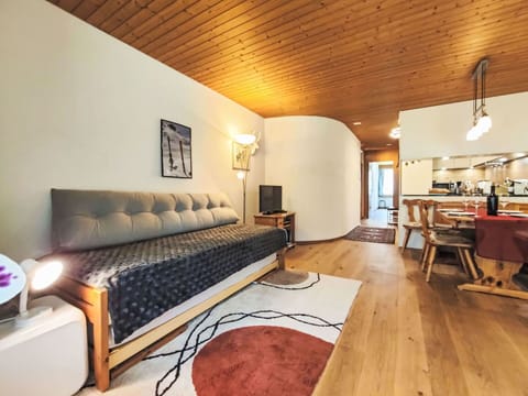 Sky, Plant, Cloud, Building, Window, Tree, Natural Landscape, Land Lot, House, Cottage