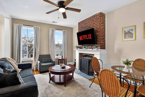 Living room: Light-filled living room with calm, relaxing energy for a comfortable stay!
