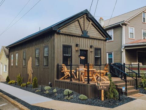 Firepit, Outdoor Dining & Grill 1 Block To River!