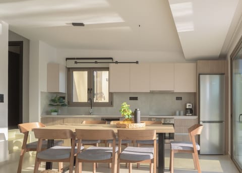 The one-wall kitchen is fully equipped!