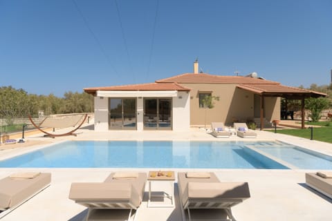 This newly renovated villa features 4 en-suite bedrooms!