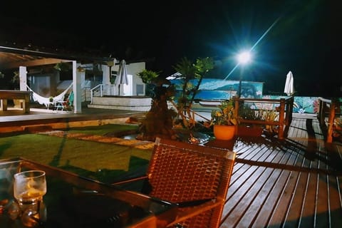 Vista geral a noite do condomínio e os imóveis.