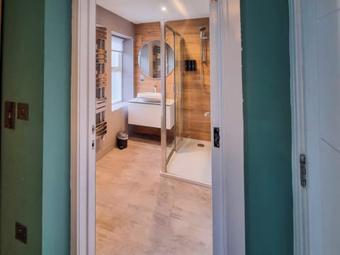 Shower room | No 2B - Belgrave holidays, Aberystwyth