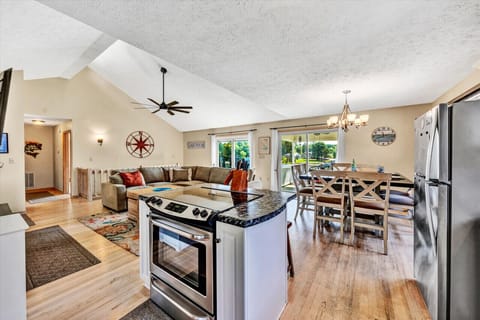 The open layout of the kitchen ensures you can cook and entertain effortlessly.