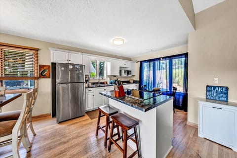 The open layout of the kitchen ensures you can cook and entertain effortlessly.