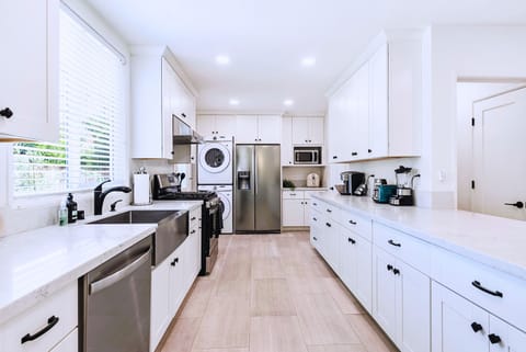 Our fully-stocked kitchen is perfect to cook your sumptuous meal.