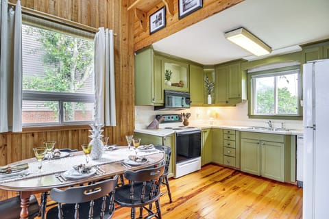 Dining Area | 2nd Floor | Dishware/Flatware | Trash Bags/Paper Towels