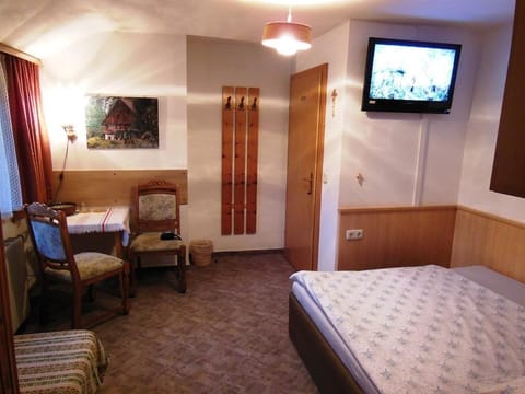 Small double room with shower, WC - Gästehaus Almvater Apartment in Schladming