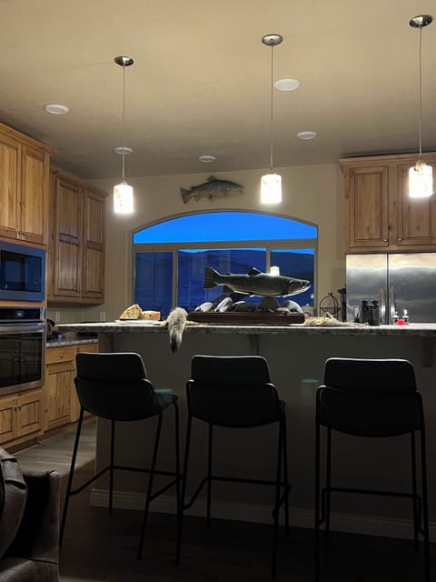 Kitchen, oven, microwave, gas cooktop and refrigerator/freezer 