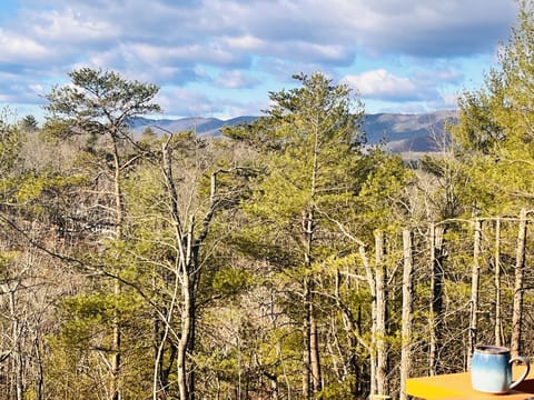Morning coffee hits different with these mountain views!☕️