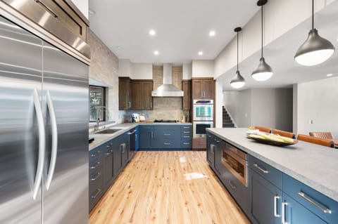 Kitchen: Well-equipped kitchen, 2 ovens, 6-burner stove, kitchen bar w/5 bar stools, Keurig, Nespresso, and drip coffee maker