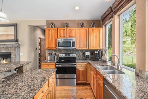 - Beautiful kitchen with stainless steel appliances and cozy wood finishes
- Brew coffee, prep meals, or reheat leftovers with everything right at hand
- Thoughtful layout and scenic views make cooking here a true pleasure