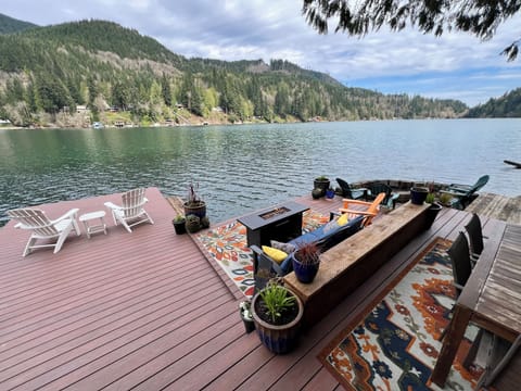 Romantic cottage with large dock, waterside fire pit and outdoor entertainment 