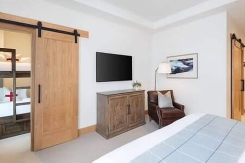 Unit with comfortable King size bed