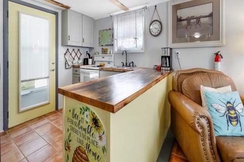 Small but mighty! Our cozy kitchen has everything you need, including a full-size fridge for all your beach snacks and bubbly. 🧺🥂