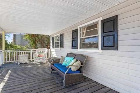 Buzz on in! Our sunny front porch is just right for morning coffee and evening chats with a salty breeze. ☕🌊