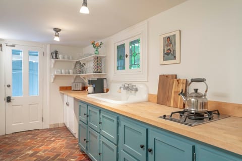 Butler's pantry/guest entrance