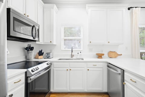 Gourmet kitchen stocked with all the essentials!