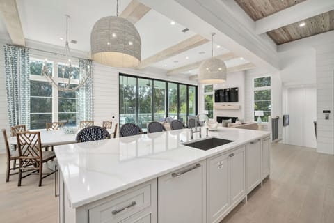 Bearfoot By The Sea (199)