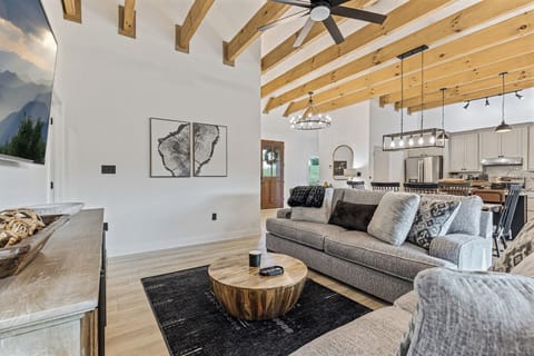 Black Bear Cove's cozy living area