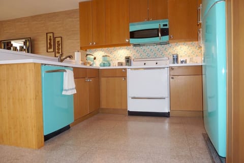 Kitchen has plenty of cabinet & counter space