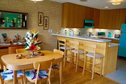Dining area & kitchen 