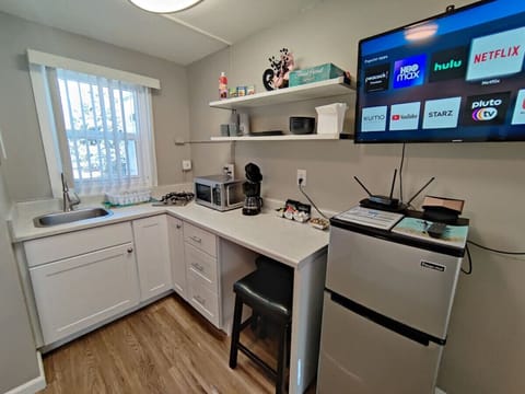 Discover the charm of this well-equipped kitchen area! With a sleek microwave, spacious refrigerator, and versatile microwave oven, you have everything you need to whip up your favorite dishes. 🥘💖