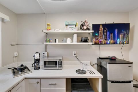 Discover the charm of this well-equipped kitchen area! With a sleek microwave, spacious refrigerator, and versatile microwave oven, you have everything you need to whip up your favorite dishes. 🥘💖