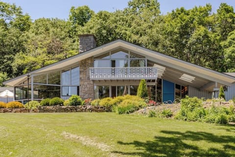 Oak Manor Extraordinaire. 
4,400 sq.ft. 
 For small weddings, family gatherings.