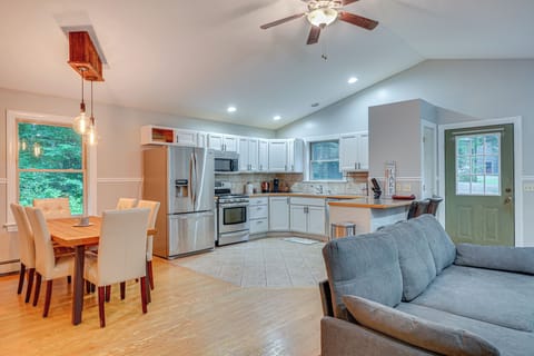 Dining Area | Dishware/Flatware | Main Floor