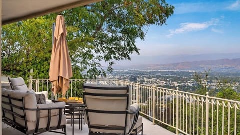 Soak up breathtaking LA skyline views from the wraparound back deck—relax on comfy lounge seating, dine at the picnic table, or unwind in the 4-person jacuzzi with the city spread out in front of you.
