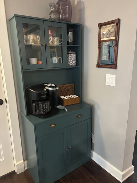 Keurig, standard coffee maker, French Press, coffee grinder, electric kettle.