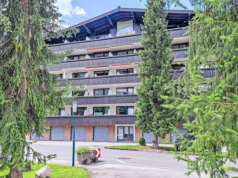Building, Plant, Urban Design, Wheel, Leisure, Condominium, Grass, Window, Tower Block