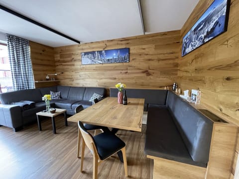 Table, Furniture, Wood, Building, Interior Design, Floor, House, Flooring, Hall, Wood Stain