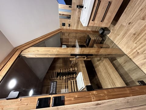 Wood, Building, Rectangle, Composite Material, Hardwood, Symmetry, Flooring, Stairs
